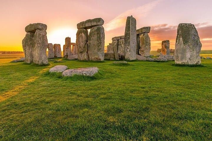 Private 12-hour excursion to Stonehenge and Bath from London