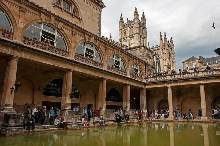 Private 12-hour excursion to Stonehenge and Bath from London