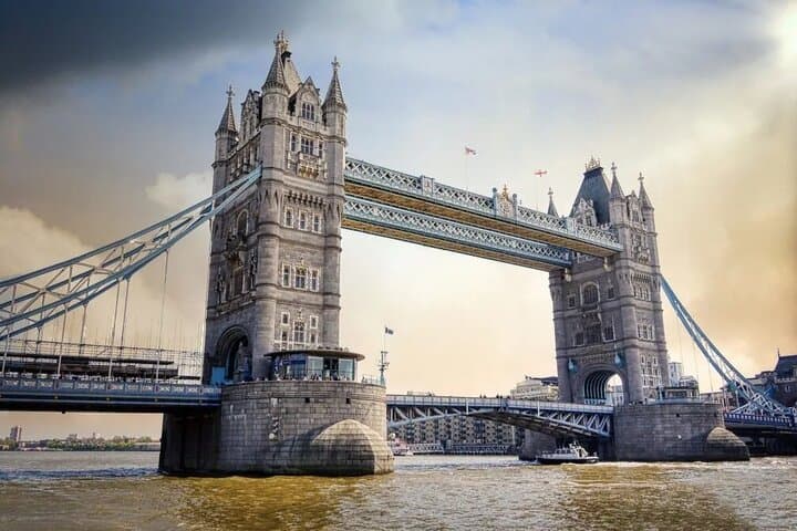 Explore Tower Bridge and London Top Sights Private Tour