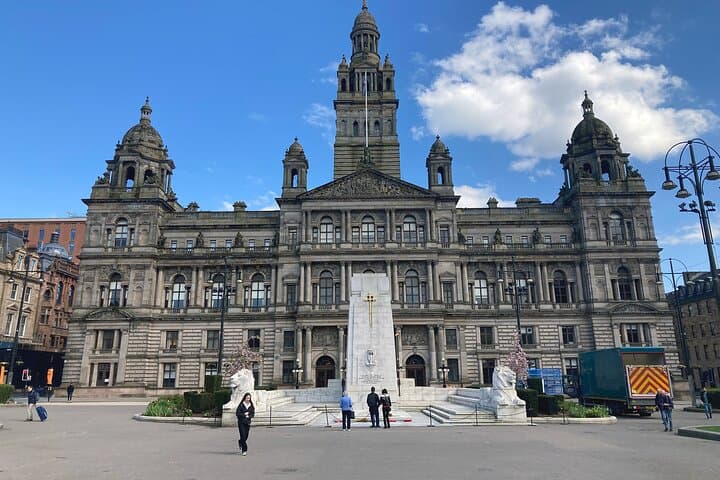 Follow a stunning route passing grand architecture