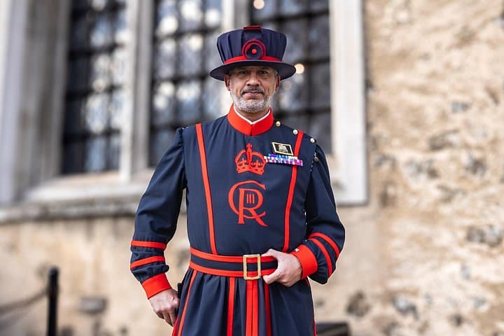 London Sightseeing Tour: Guard Change with Tower of London Option