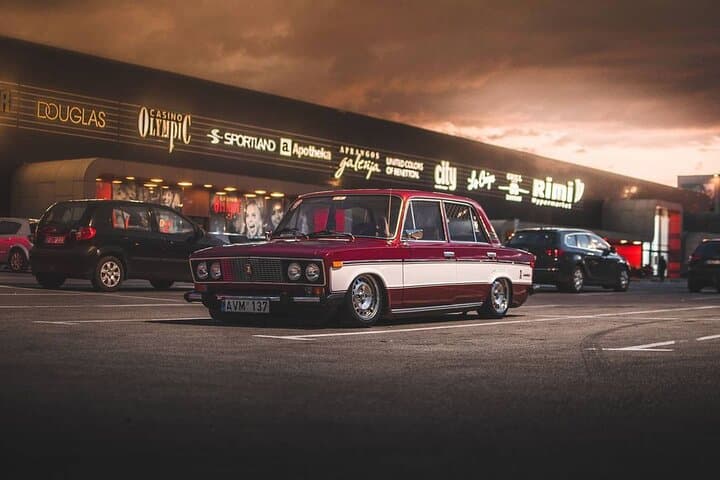 2-Hour London Private Guided Tour via Classic Low Rider Lada