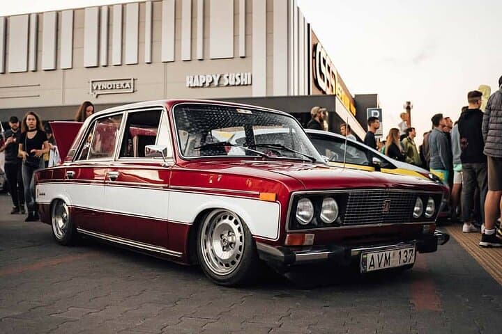 2-Hour London Private Guided Tour via Classic Low Rider Lada