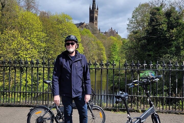 Glasgow Private E-bike Tour guest taking a rest by the beautiful River Kelvin