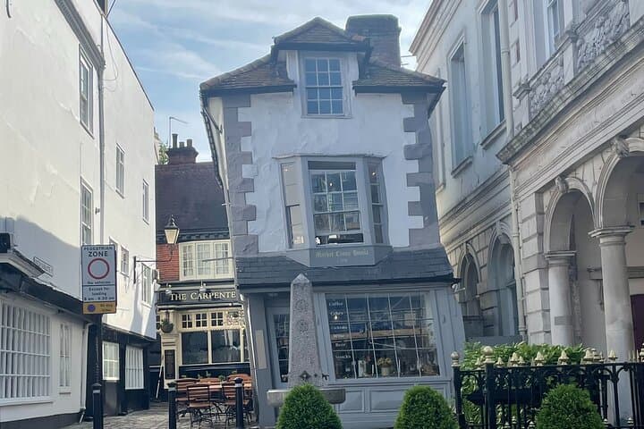 The crooked house