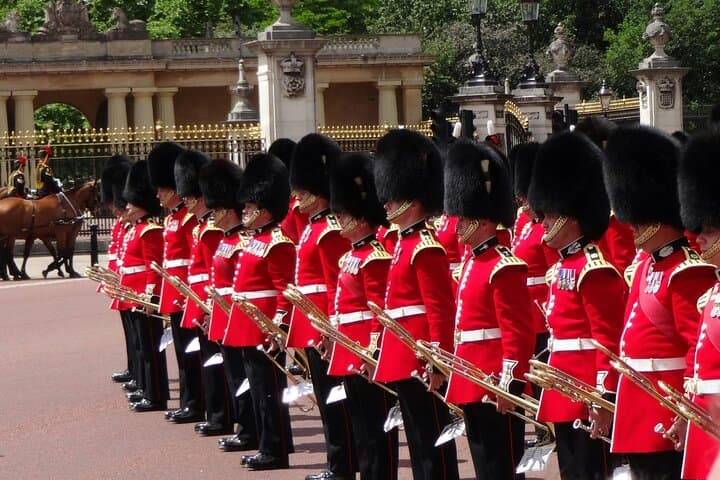 London: Changing of the Guard Experience and Landmarks Tour Guide