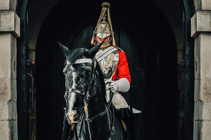 London: Changing of the Guard Experience and Landmarks Tour Guide