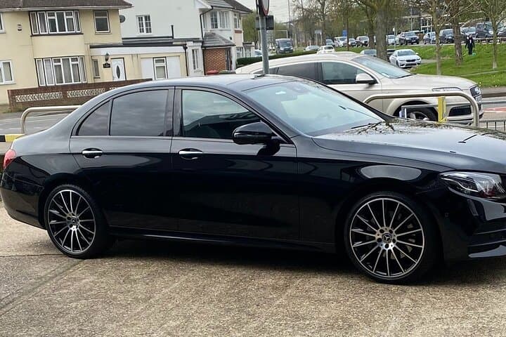 Luxury Chauffeur-Driven Private Vehicle Day Tour to Cambridge