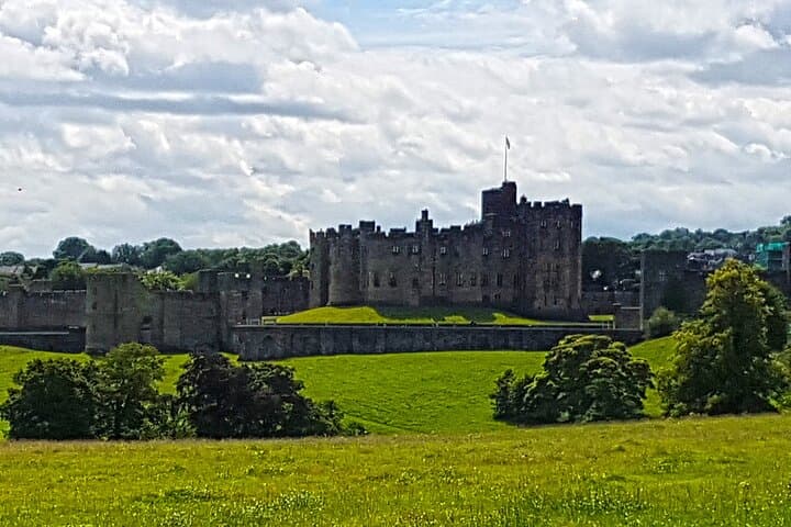 Edinburgh: Bamburgh, Northumberland & Alnwick Winter Adventure