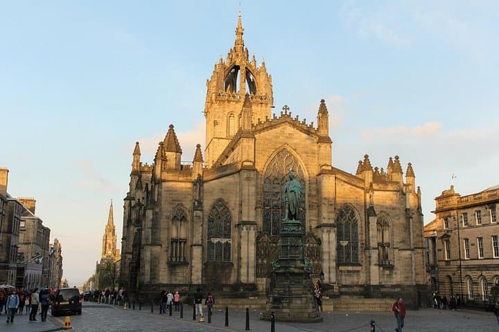 Edinburgh Self-Guided City Walking Tour & Scavenger Hunt