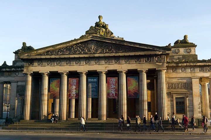 Edinburgh Self-Guided City Walking Tour & Scavenger Hunt