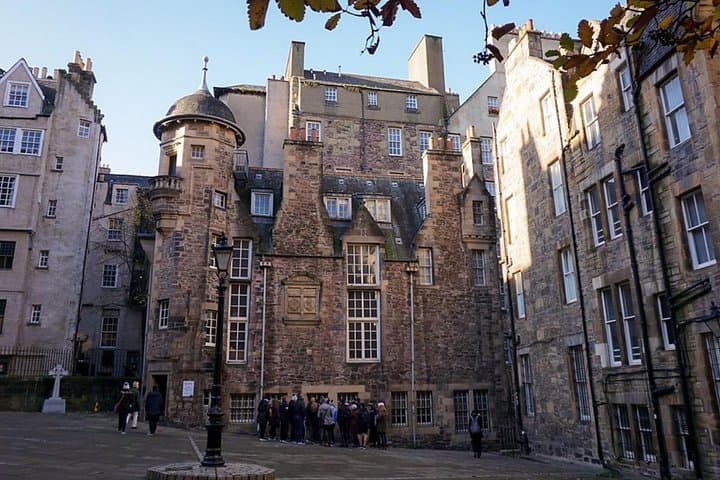 Edinburgh Self-Guided City Walking Tour & Scavenger Hunt