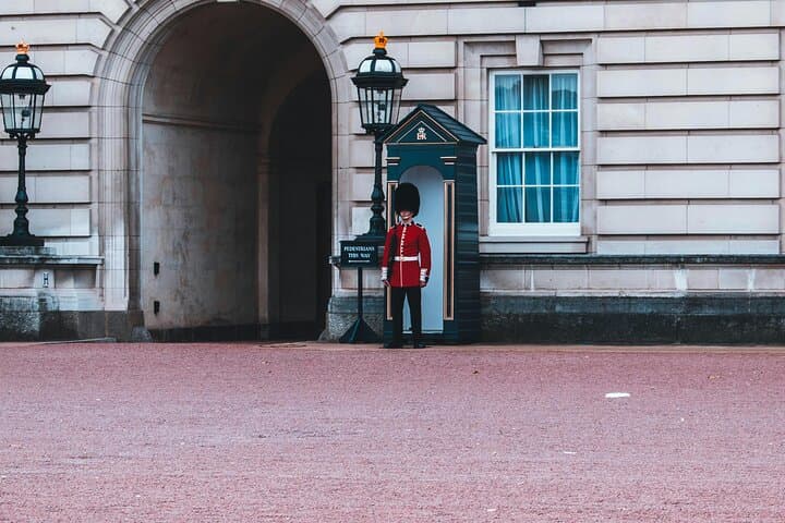 London: Changing of the Guard Experience and Landmarks Tour Guide