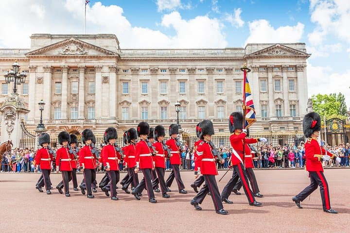 Guided tour witnessing the Changing of Guards at Buckingham Palace