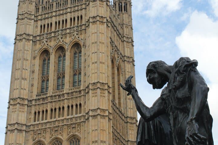 1 Hour Guided AI Walking Tour from Big Ben London in Any Language