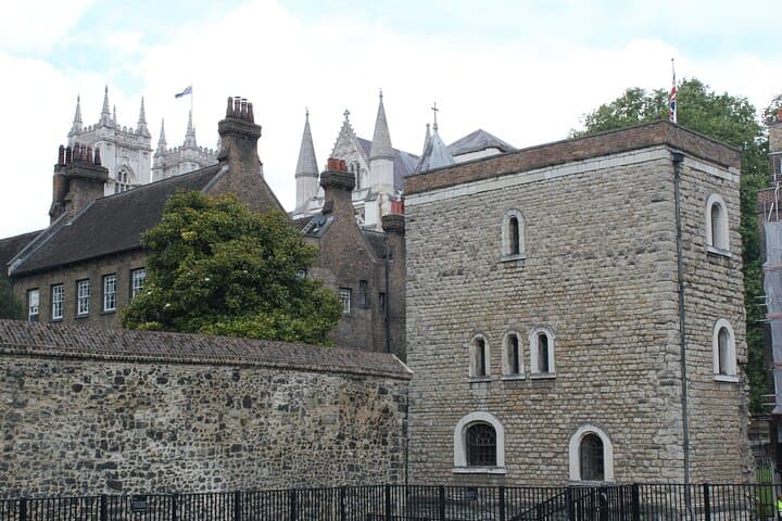 1 Hour Guided AI Walking Tour from Big Ben London in Any Language