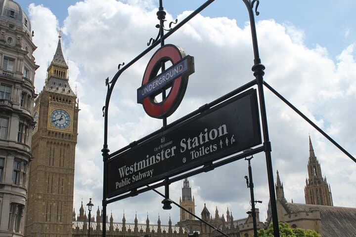 1 Hour Guided AI Walking Tour from Big Ben London in Any Language