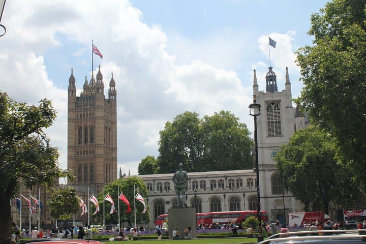 1 Hour Guided AI Walking Tour from Big Ben London in Any Language
