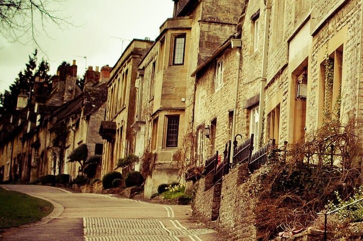 Tour picturesque villages in the Cotswolds, the heart of the English countryside.