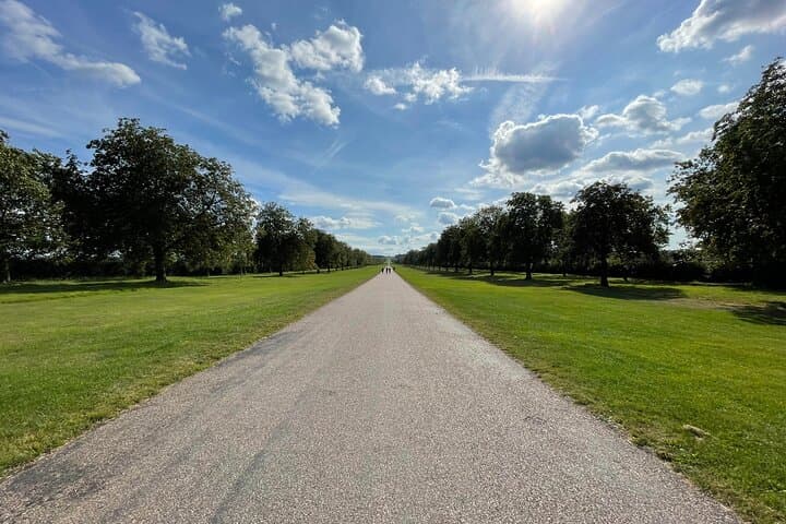 Royal Windsor Town Self Guided Walking Tour with an App