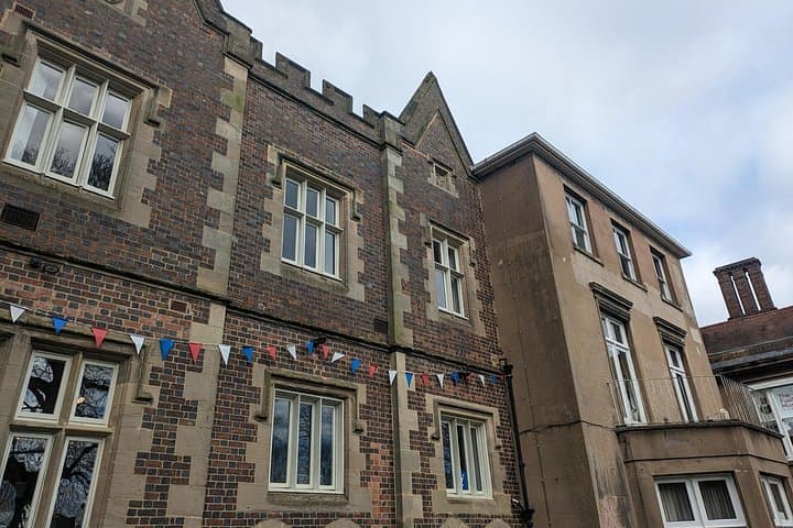 Warwick Self-Guided City Walking Tour & Scavenger Hunt