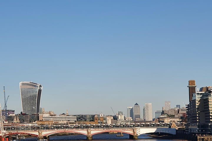 East London, the beating heart of global finance and culture!