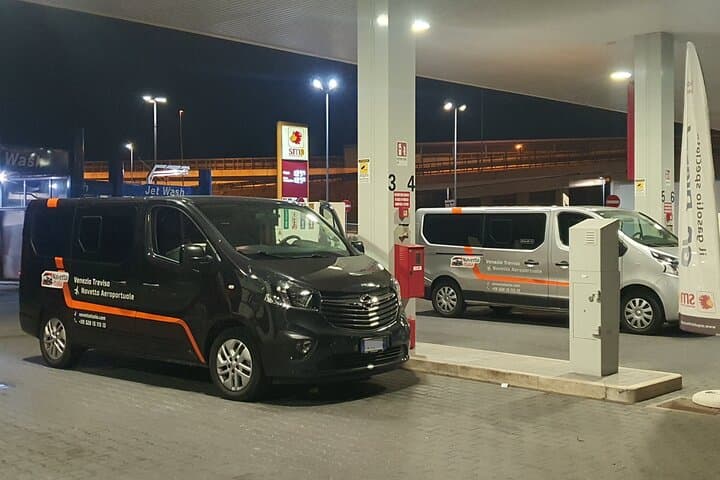London Gatwick Airport (LGW) to London - Round-Trip Private Car Transfer