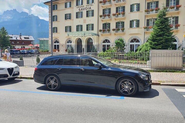 London Gatwick Airport (LGW) to London - Round-Trip Private Car Transfer