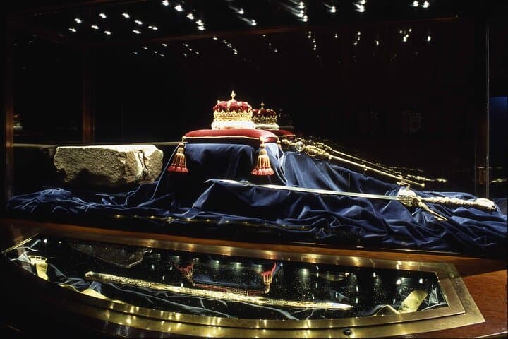 Royal Edinburgh Overnight Tour by Rail from London