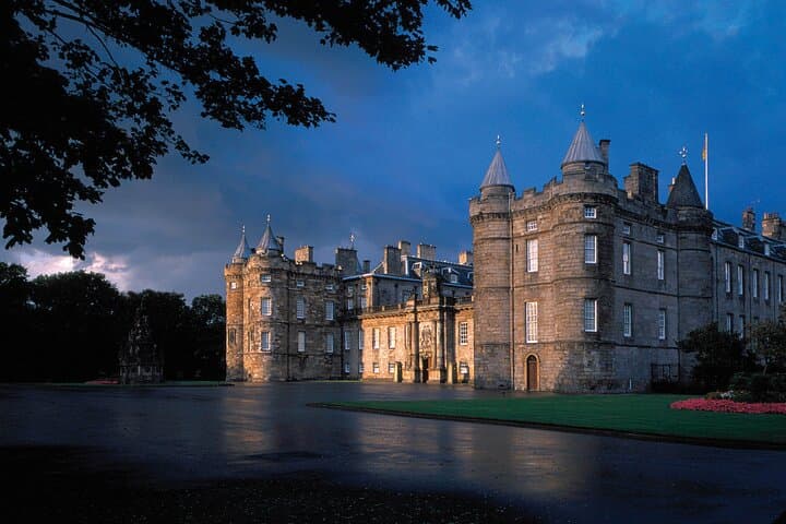 Royal Edinburgh Overnight Tour by Rail from London