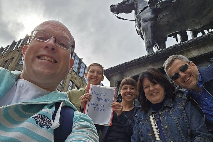 Teamselfie! Our walking tour taking a fun shot by the famous Duke of Wellington Statue
