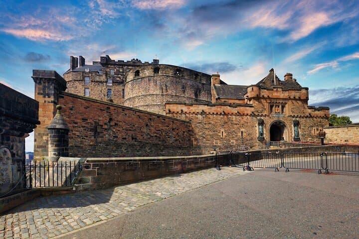 Skip-the-line Edinburgh Castle with Old Town Walking Tour