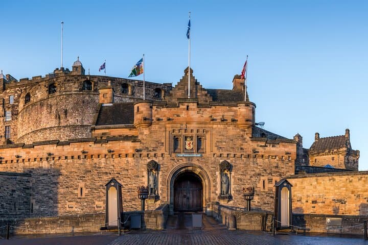 Skip-the-line Edinburgh Castle with Old Town Walking Tour