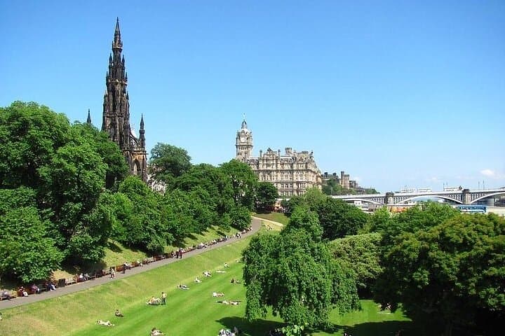 Kid-Friendly Edinburgh City Wonders Private Guided Tour