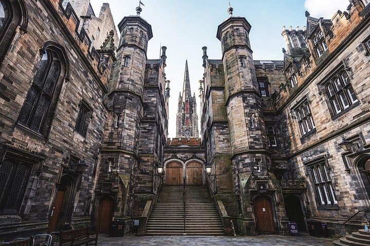 Edinburgh: City Walk Audio Guide in 7 Languages on your Phone