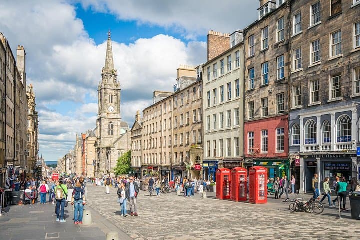 Edinburgh: City Walk Audio Guide in 7 Languages on your Phone