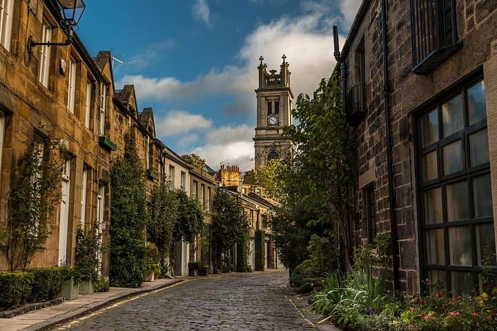 Edinburgh: City Walk Audio Guide in 7 Languages on your Phone