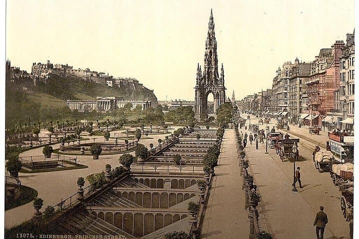 Edinburgh: City Walk Audio Guide in 7 Languages on your Phone