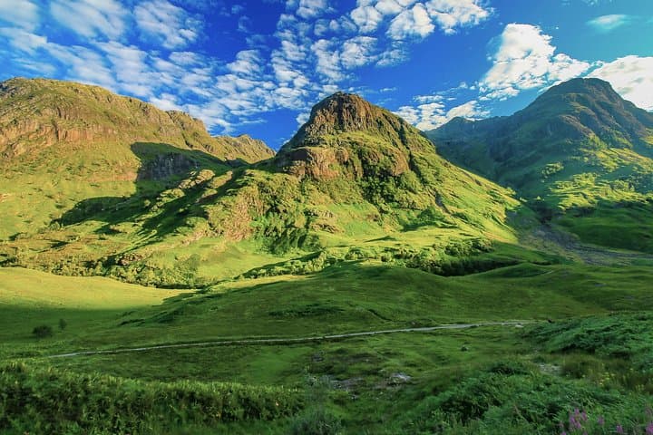 Ready for some breathtaking views? From the serene waters of Loch Lomond to the dramatic peaks of Glencoe, our tour showcases the stunning natural beauty of the Highlands.