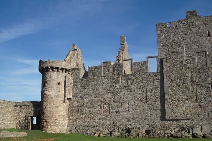 Private Edinburgh Day Tour in a London Taxi to Scottish Borders