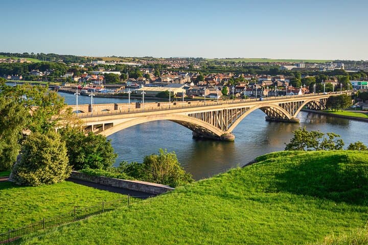 Private Edinburgh Day Tour in a London Taxi to Scottish Borders