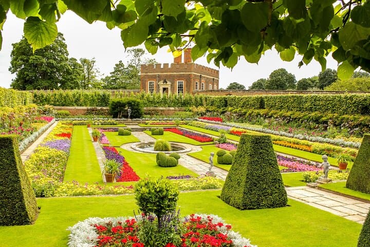 Private Chauffeured Tour to Hampton Court Palace from London