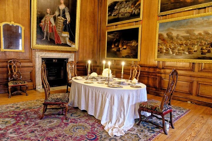 Private Chauffeured Tour to Hampton Court Palace from London