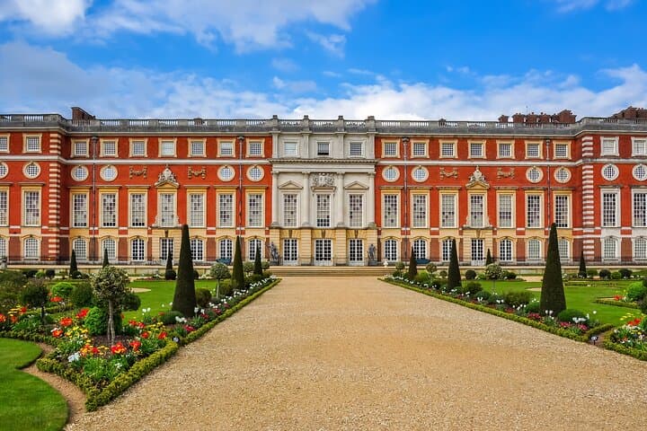 Private Chauffeured Tour to Hampton Court Palace from London