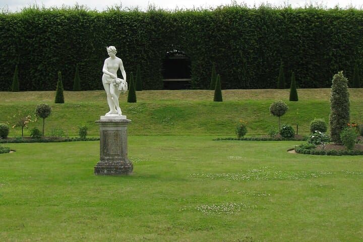 Hampton Court Palace Stonehenge and Roman Bath Tour with Passes