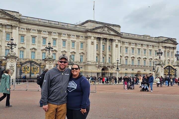 Grab a beautiful photo outside Buckingham Palace
