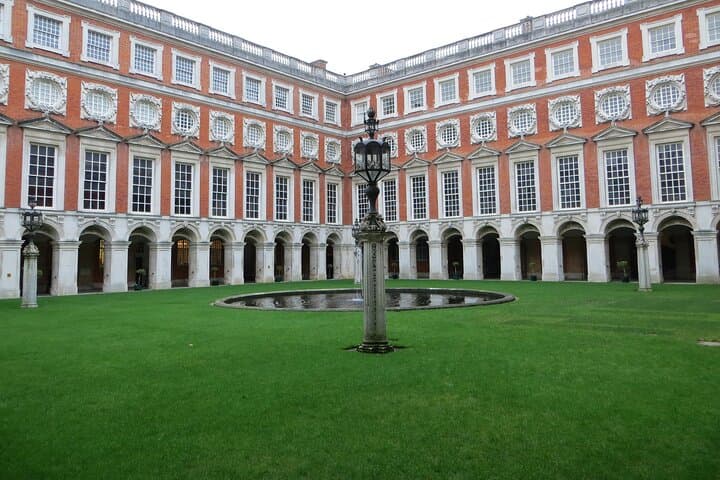 London and Hampton Court Palace Private Tour with Admission
