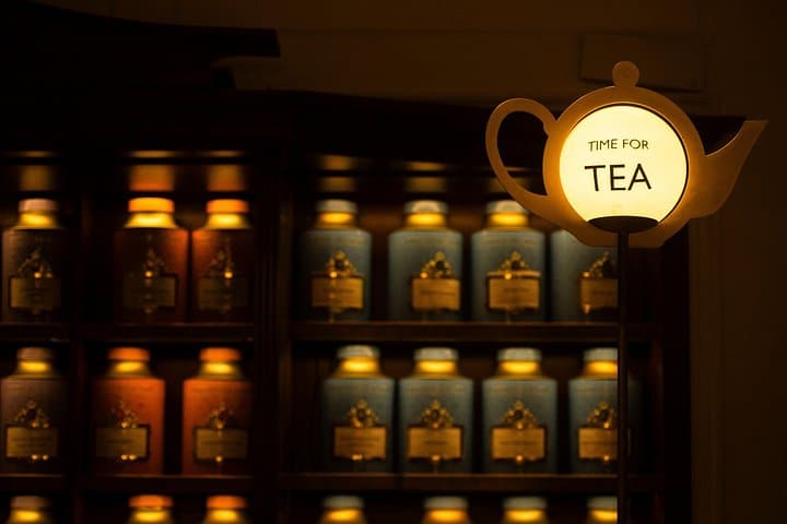 Changing of the Guard & Royal Food Tour with 15+ Tastings