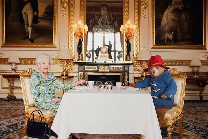 Changing of the Guard & Royal Food Tour with 15+ Tastings