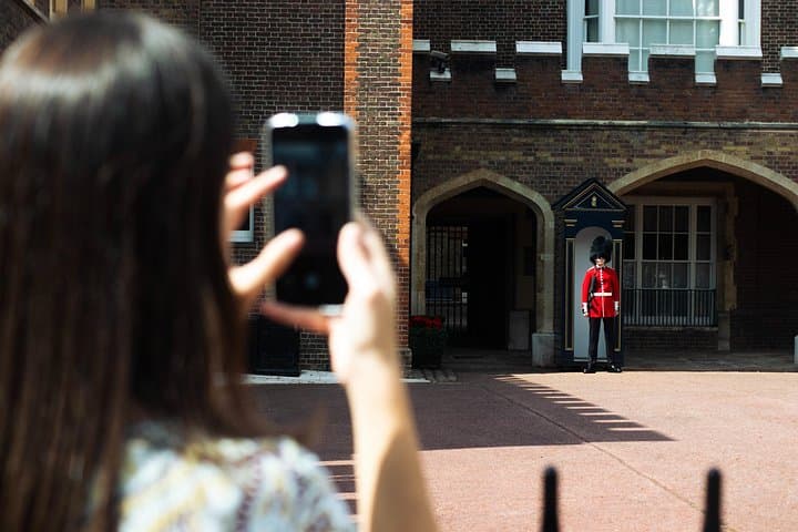 Changing of the Guard & Royal Food Tour with 15+ Tastings